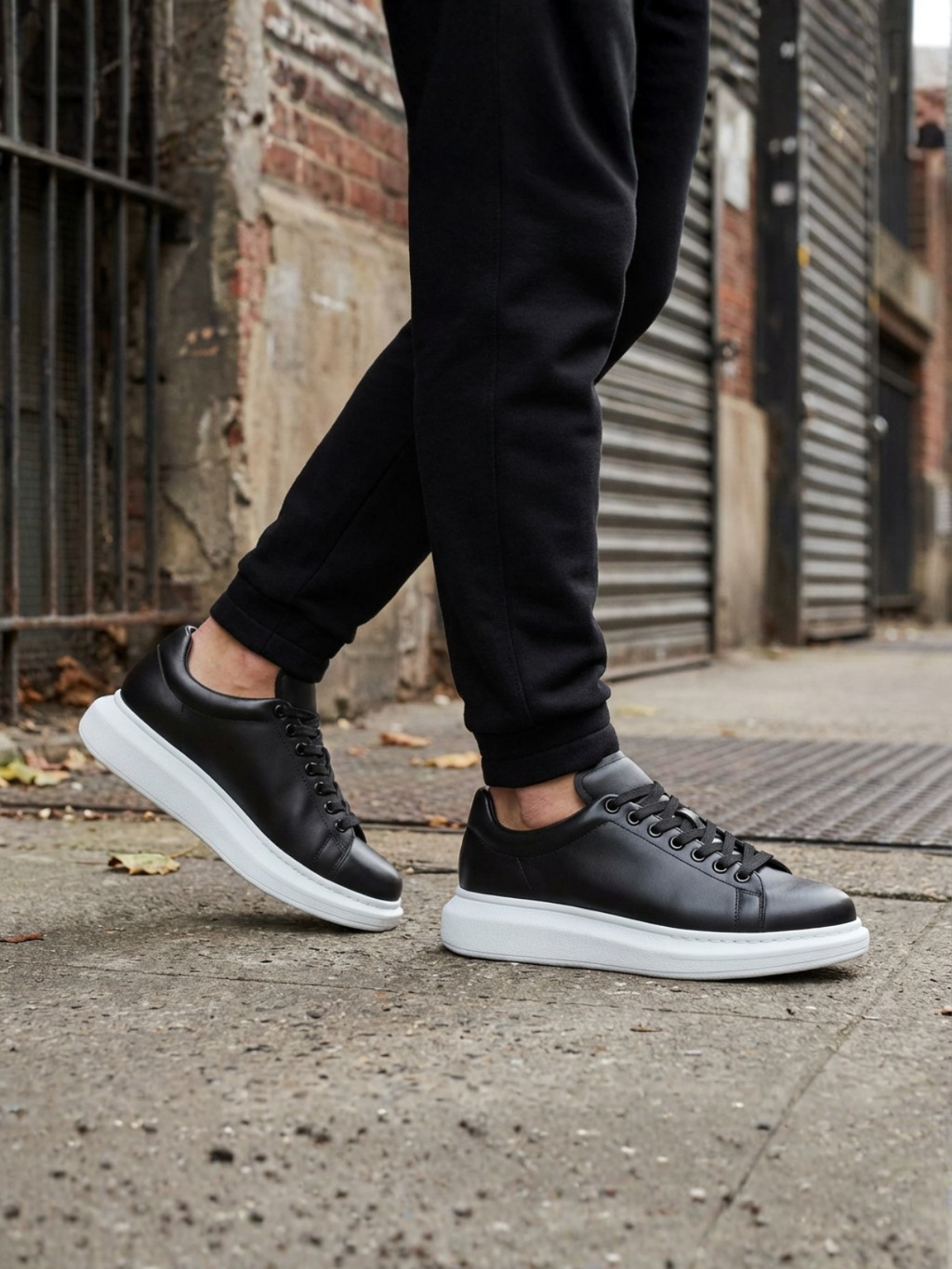 The Pluto Sneakers – Black
